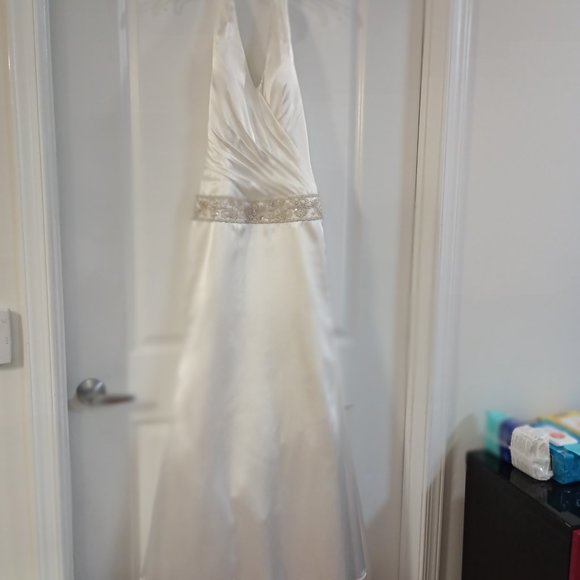 Gorgeous beautiful shape used Galina Signature Wedding gown Ivory, halter Size 6 - Picture 3 of 11